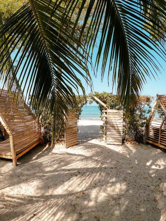 Blue Apple Beach – Isla Tierra Bomba 17